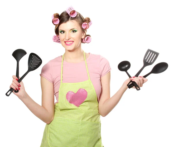 Mooie jonge huisvrouw met keukengerei geïsoleerd op wit — Stockfoto