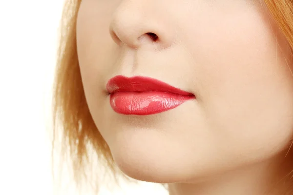 Göz kamaştırıcı kırmızı dudaklardan oluşan güzel bir makyaj. — Stok fotoğraf