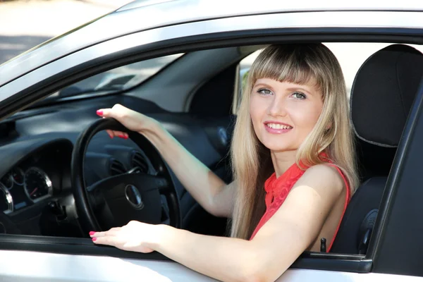 Felice donna bionda sorridente in auto — Foto Stock