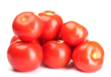 Olgun kırmızı domatesler beyaz renkte izole edilmiş