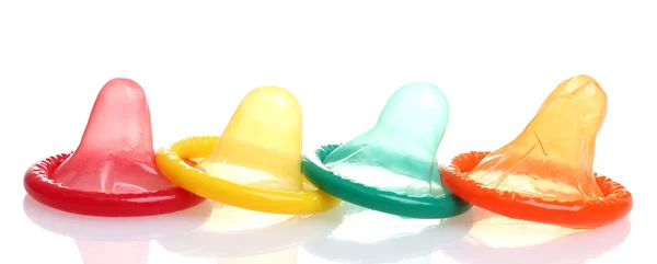 Barevné kondomy izolovaných na bílém — Stock fotografie