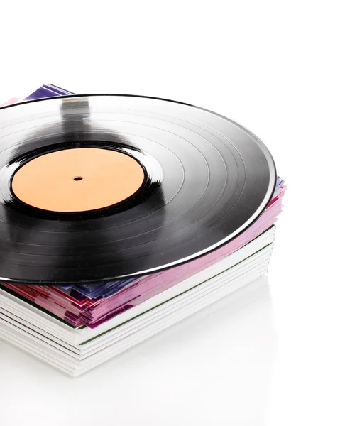 Zwart vinyl record en stack van tijdschriften geïsoleerd op wit — Stockfoto