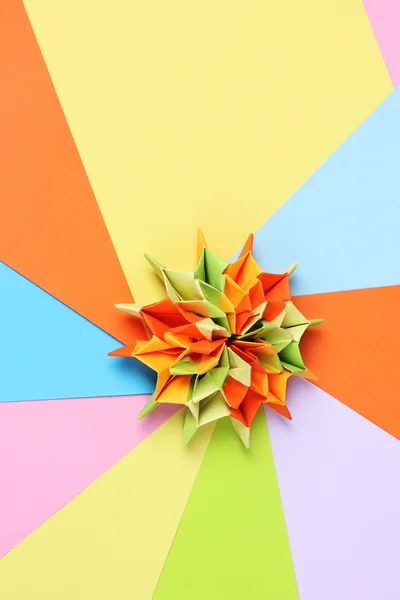 Origami colorato su sfondo di carta brillante — Foto Stock