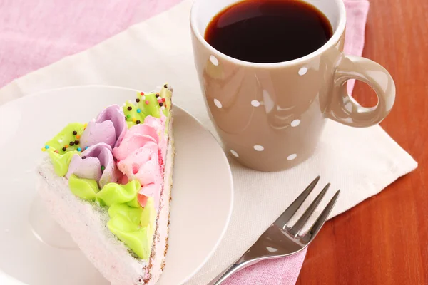Smetanové dort na talířek na stůl detail — Stock fotografie