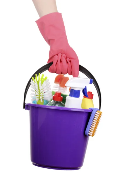 Emmer met het schoonmaken van items in de hand geïsoleerd op wit — Stockfoto