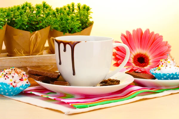 Schmutzige Tasse Kaffee und Gerberabohnen, Zimtstangen auf Holztisch — Stockfoto