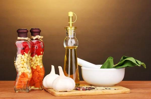 Набор ингредиентов и специй для приготовления пищи на деревянном столе на коричневом фоне — стоковое фото