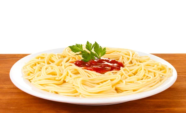 สปาเก็ตตี้อิตาเลี่ยนปรุงในจานสีขาวบนพื้นหลังไม้ — ภาพถ่ายสต็อก