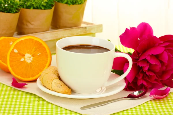 Taza de chocolate caliente, galletas y flores en la mesa en la cafetería —  Fotos de Stock
