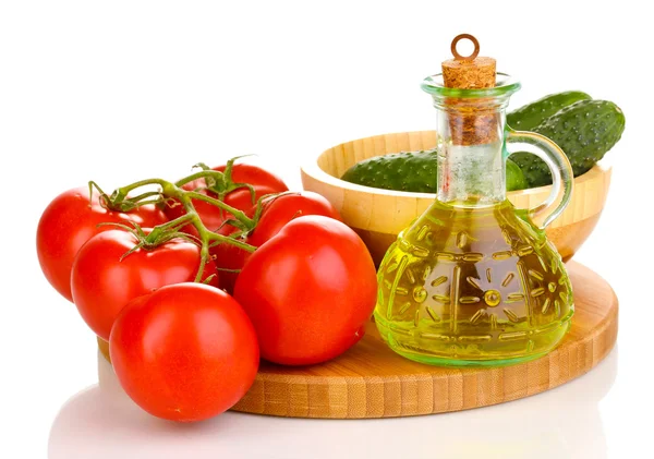 Tomates y pepinos con aceite sobre tabla de madera aislada sobre blanco —  Fotos de Stock