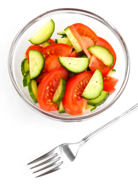 Čerstvý salát s rajčaty a okurkami izolovaných na bílém — Stock fotografie