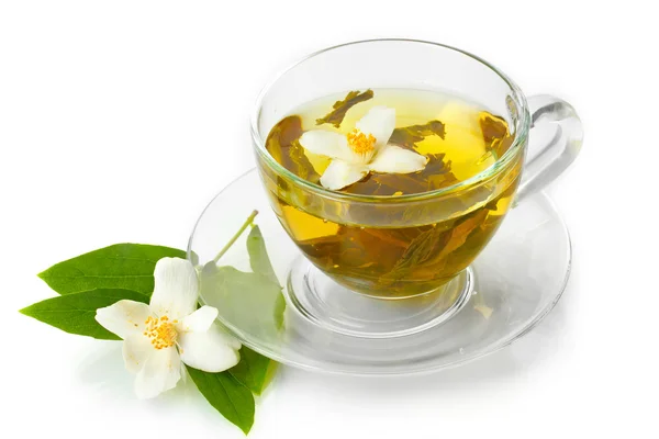 Tasse grüner Tee mit Jasminblüten isoliert auf weiß — Stockfoto