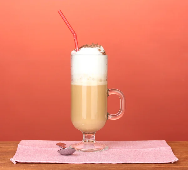 Glas Kaffee-Cocktail auf bunter Serviette auf hellem Hintergrund — Stockfoto