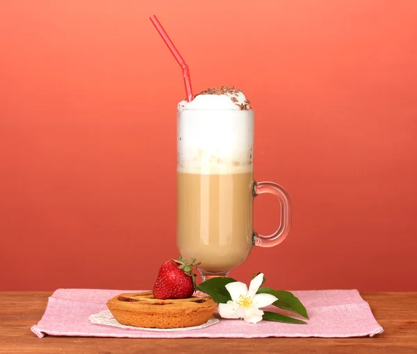 Bicchiere di caffè cocktail su tovagliolo colorato con crostata e fiore su sfondo luminoso — Foto Stock