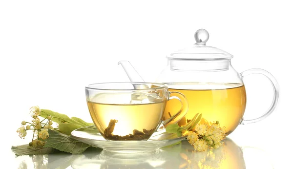 Csésze és linden tea és elszigetelt fehér virágok a teáskanna — Stock Fotó