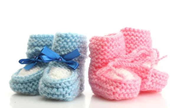 孤立在白色的粉色和蓝色婴儿靴子 — 图库照片