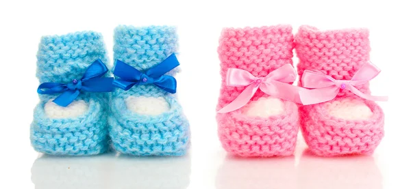 Botas de bebé de color rosa y azul aisladas en blanco — Foto de Stock