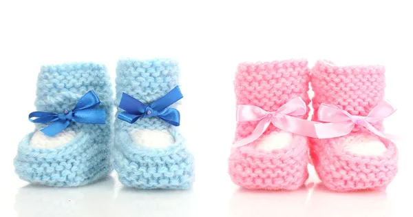 Roze en blauwe baby laarzen geïsoleerd op wit — Stockfoto