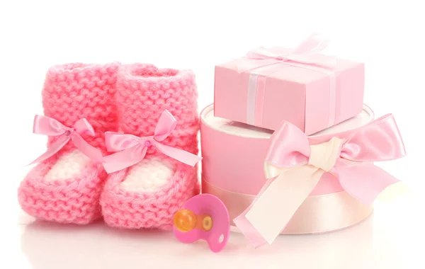 Pink baby laarzen, fopspeen en geschenken geïsoleerd op wit — Stockfoto