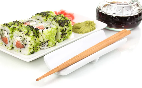 Νόστιμα κυλίνδρους που υπηρέτησε στο λευκό πιάτο με chopsticks απομονωθεί σε λευκό — Φωτογραφία Αρχείου