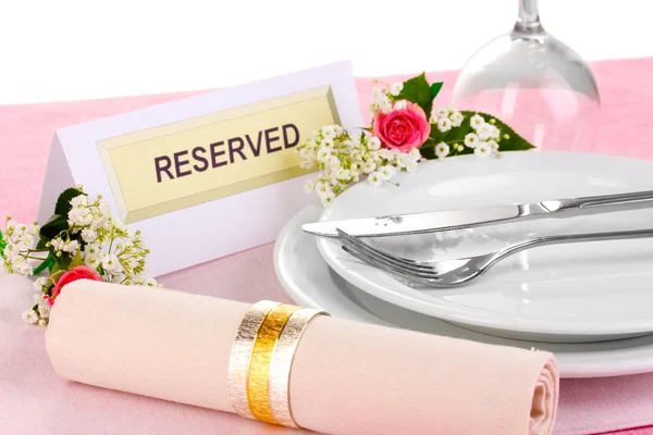 Configuração de mesa com cartão reservado no restaurante — Fotografia de Stock