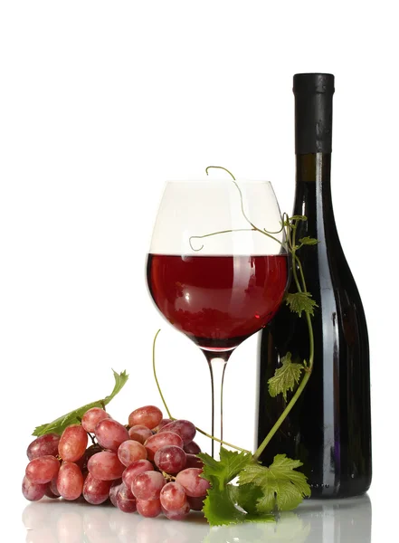 Бутылка, бокал вина и спелый виноград изолированы на белом — стоковое фото