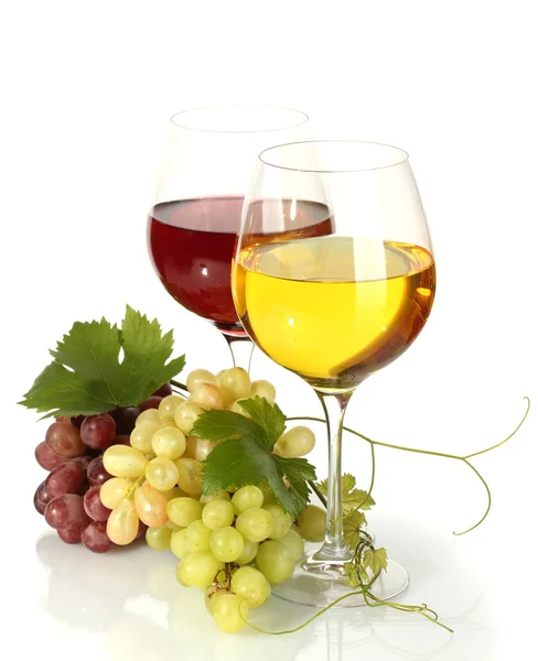 Gläser Wein und reife Trauben isoliert auf weiß — Stockfoto