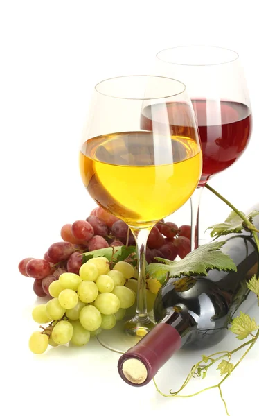 Botella y copas de vino y uvas maduras aisladas en blanco — Foto de Stock