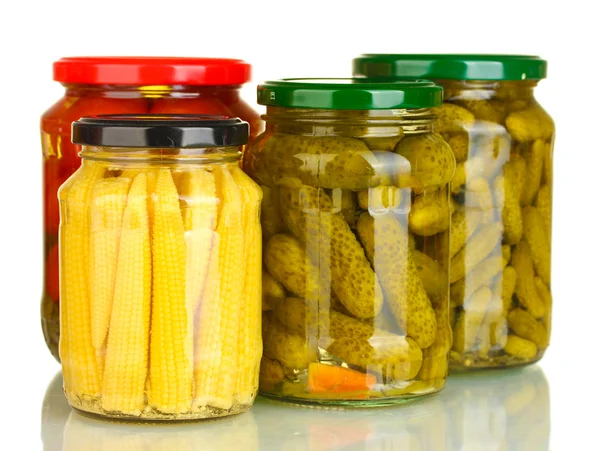 Frascos de legumes enlatados isolados em branco — Fotografia de Stock