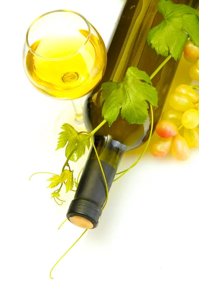 Botella y copa de vino y uvas maduras aisladas sobre blanco — Foto de Stock