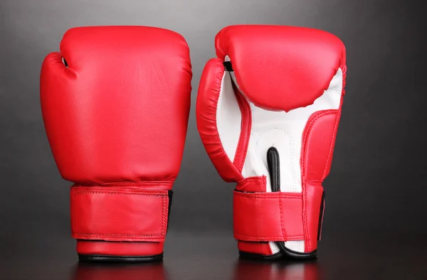 Czerwone Rękawice bokserskie na szarym tle — Zdjęcie stockowe