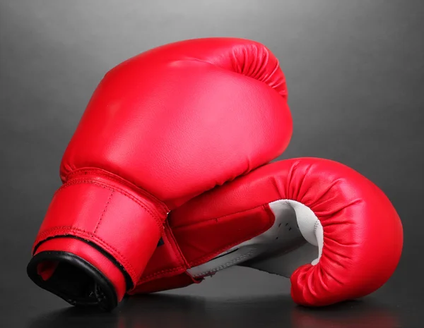 Červené Boxerské rukavice na šedém pozadí — Stock fotografie