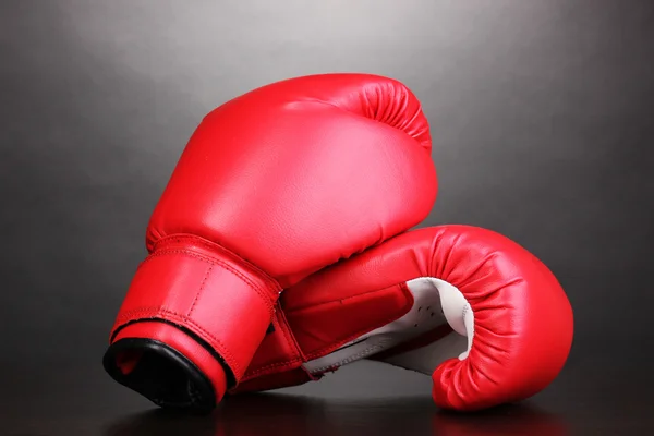 Červené Boxerské rukavice na šedém pozadí — Stock fotografie