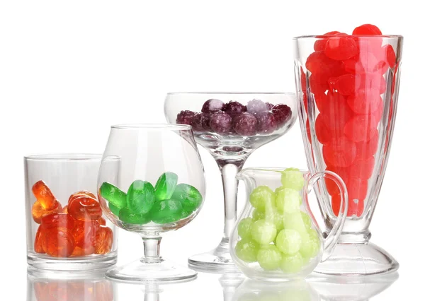 Caramelle a colori in bicchieri isolati su bianco — Foto Stock