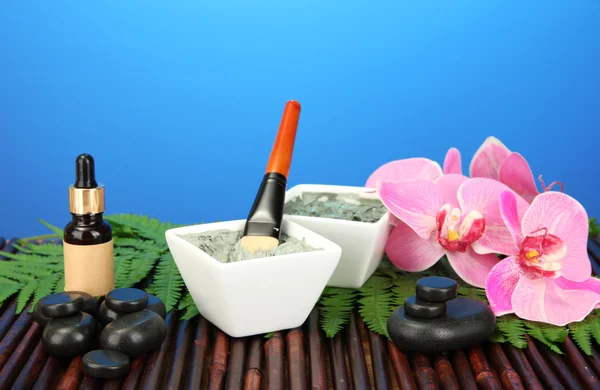 Kosmetik-Ton für Wellness-Behandlungen auf blauem Hintergrund Nahaufnahme — Stockfoto