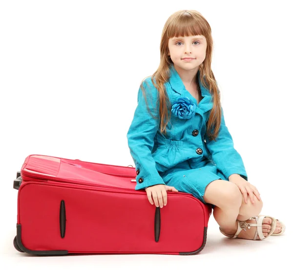 Retrato de menina com caixa de viagem isolada em branco — Fotografia de Stock