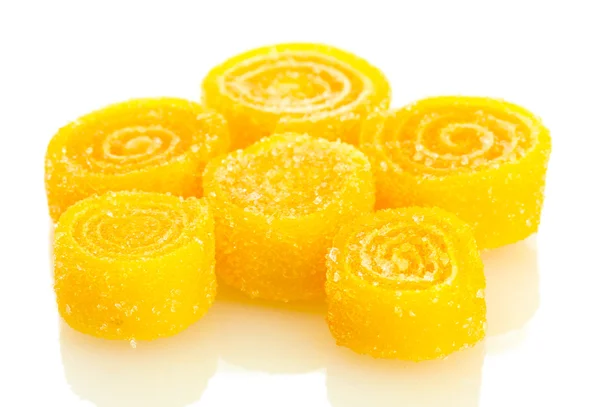 白で隔離される黄色のゼリー菓子 — ストック写真