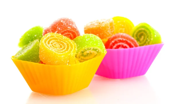 Caramelle dolci gelatina in casse di torta tazza isolate su bianco — Foto Stock