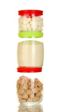 kahverengi şeker kamışı şeker, beyaz kristal şeker ve beyaz götürü şeker üzerine beyaz izole kavanoz