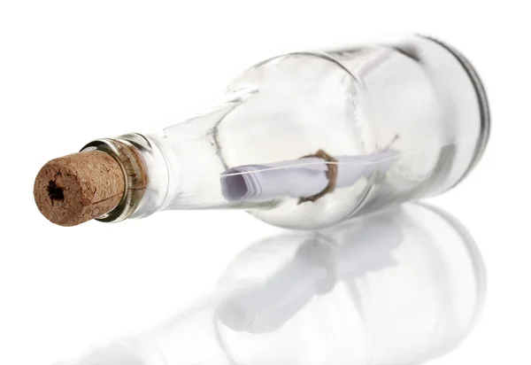 Bottiglia di vetro con nota interna isolata su bianco — Foto Stock