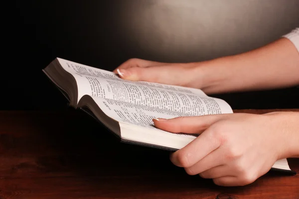 Händer som håller ryska Bibeln — Stockfoto