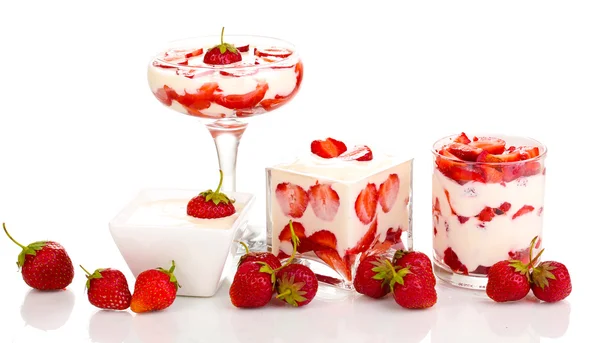 Vasos de fresas maduras con crema aislada sobre blanco —  Fotos de Stock