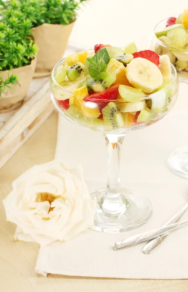 Свіжі фрукти салат і полуниця на дерев'яному столі — стокове фото