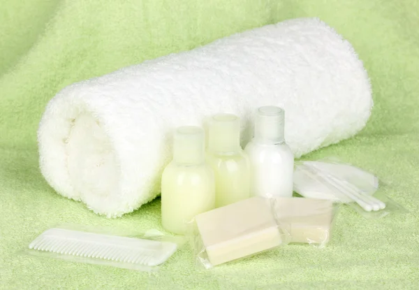 Hotel amenities kit on towel — Stock Photo, Image