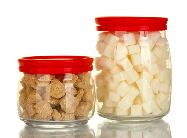 Frascos con terrón de azúcar de caña morena y azúcar de terrón blanco aislados en blanco — Foto de Stock
