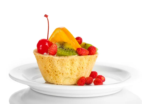 Søt kake med frukt på plate isolert på hvitt – stockfoto