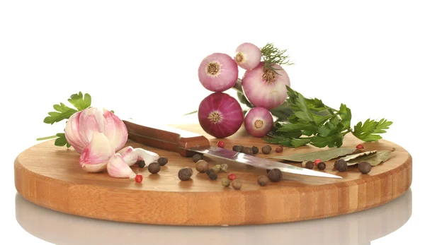Młody czosnek i cebula na deska do krojenia z zielenią, pieprz i na białym tle nóż — Zdjęcie stockowe