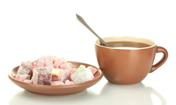 紅茶と美味しいトルコ喜びを白で隔離されるソーサーのカップ — ストック写真
