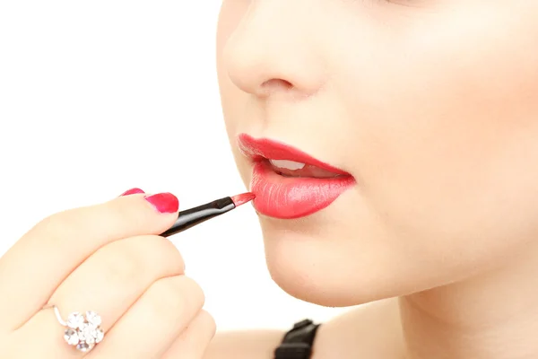 Hermosa mujer aplicando brillo labial —  Fotos de Stock