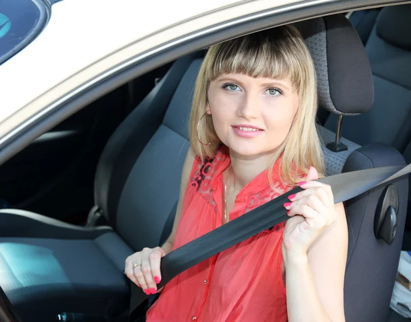 Glada leende blond kvinna i bil — Stockfoto